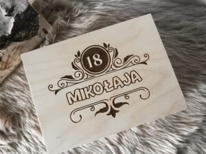 Personalizowana skrzynka kuferek niezbędnik na 18 urodziny Prezent